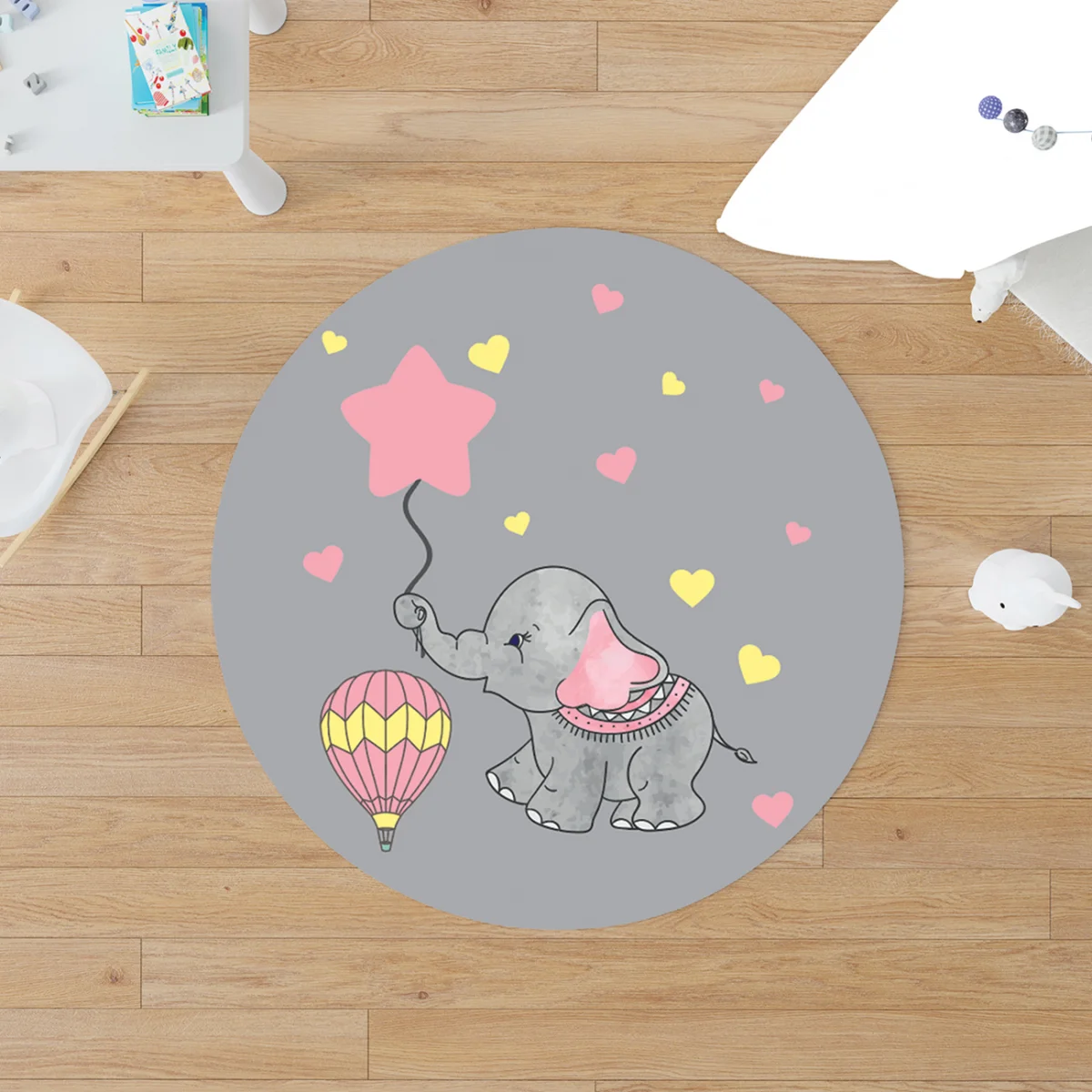 Fil ve Sıcak Hava Balonları Yuvarlak Halı | Gri Kalpler, bulutlar Desenli