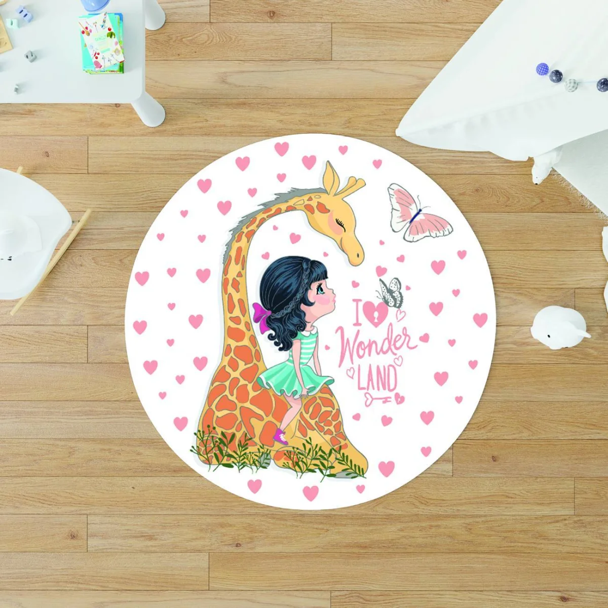Kız ve Zürafa Yuvarlak Halı | Beyaz Kalpler, kelebekler Desenli