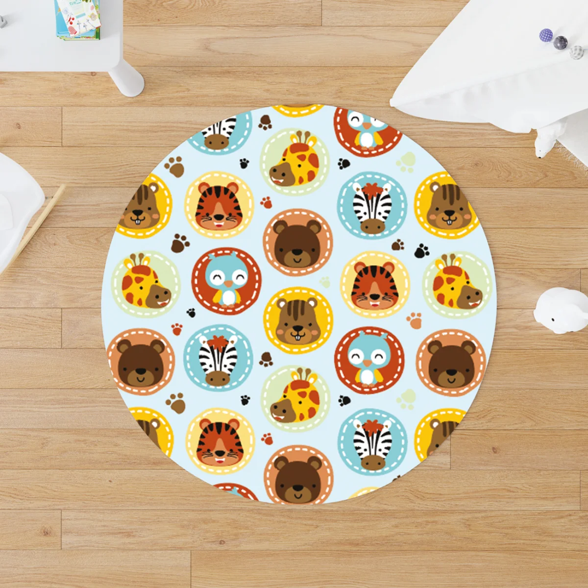 Orman Hayvanları Yuvarlak Halı | Mavi pençe izleri, renkli daireler Desenli