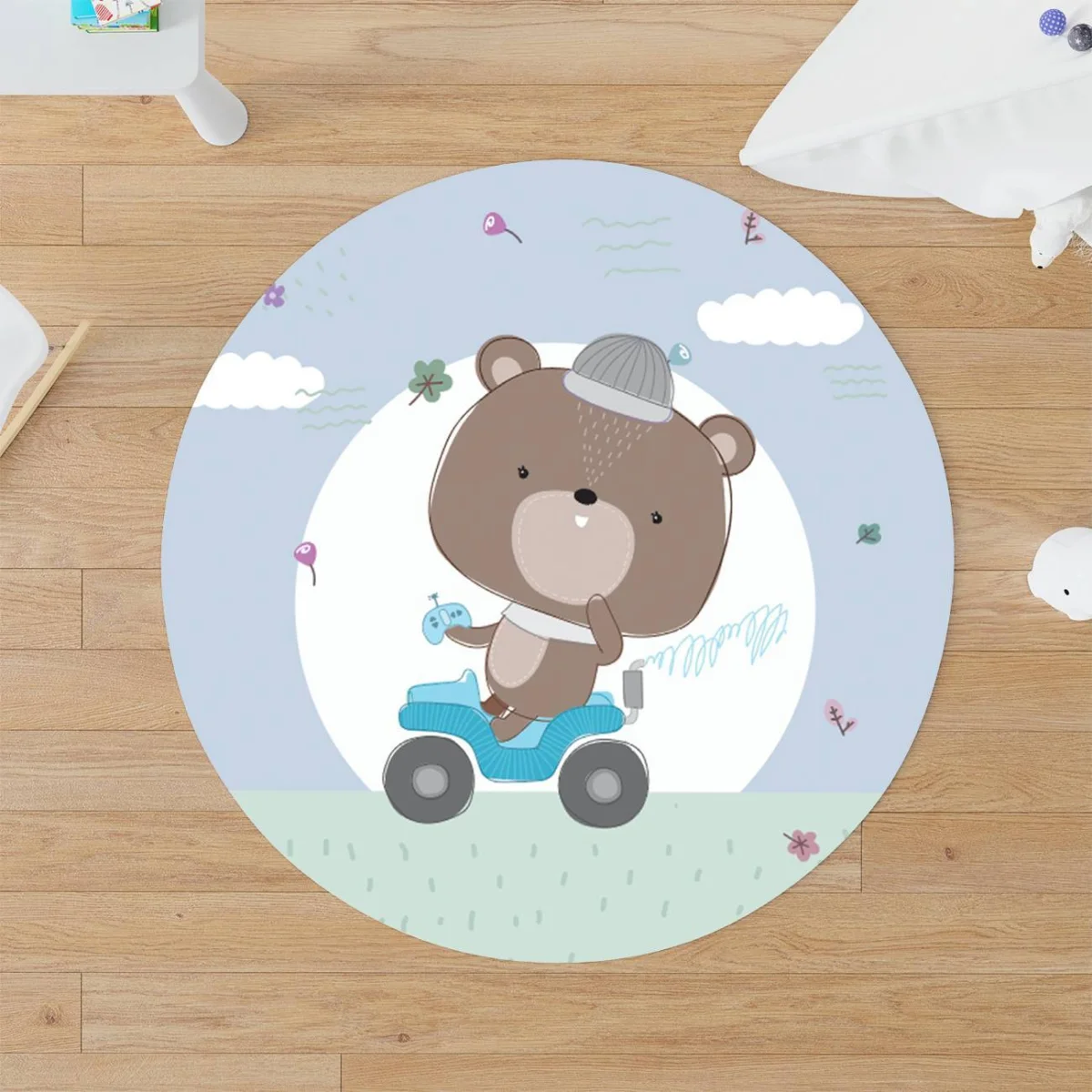 Araç süren ayıcık Yuvarlak Halı | Mavi bulutlar, çimen Desenli