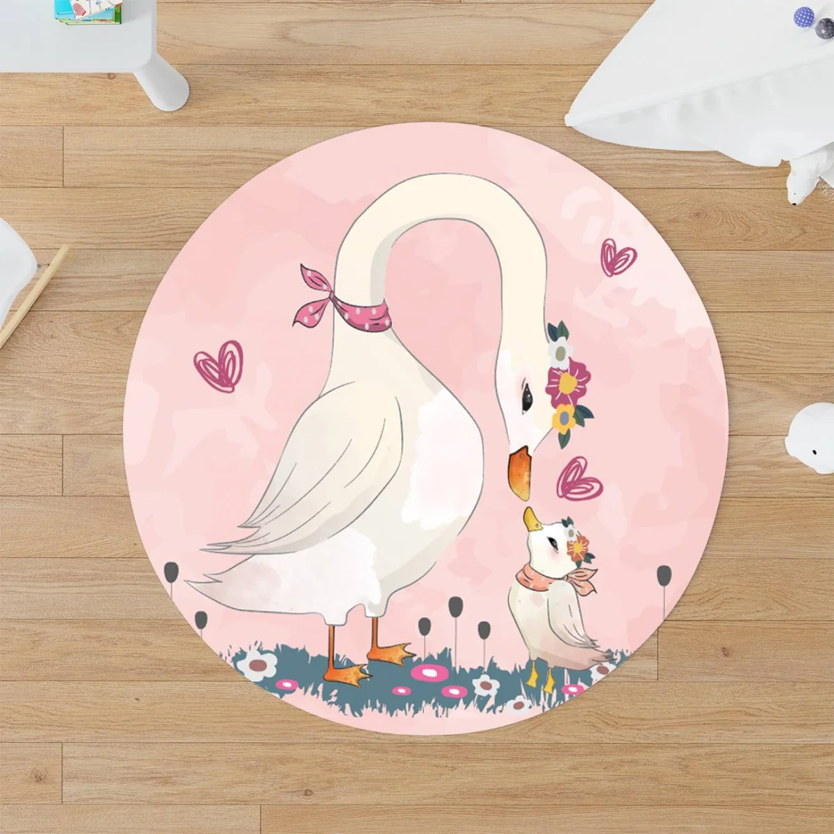 Kuğu ailesi Yuvarlak Halı | Pembe Çiçekler, kalpler ve otlar Desenli