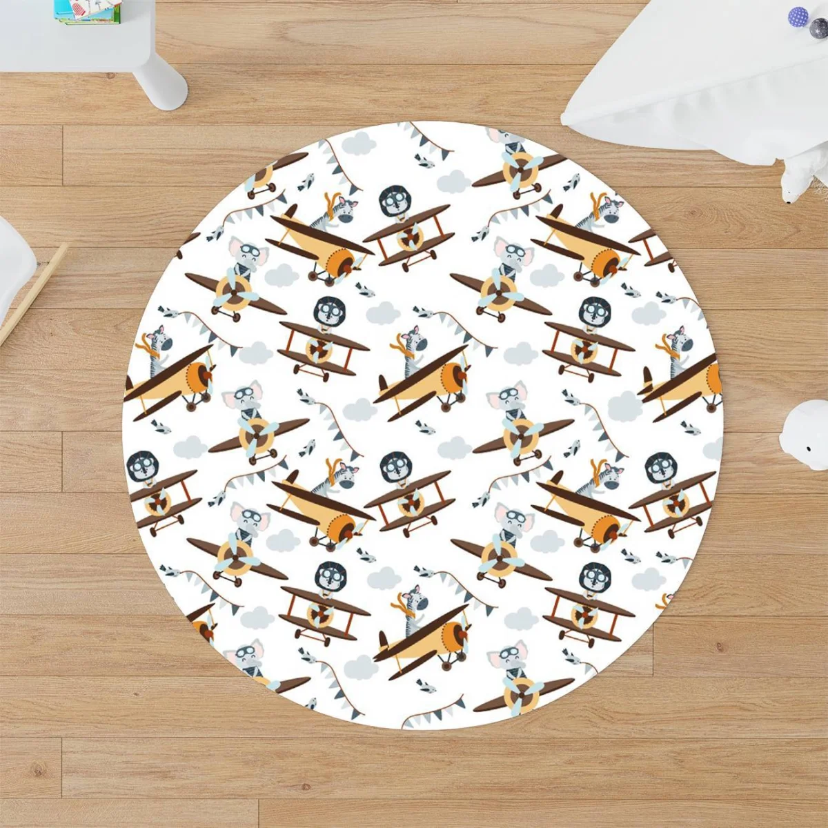 Hayvanlar ve Uçaklar Yuvarlak Halı | Beyaz bulutlar, şerit bayraklar Desenli