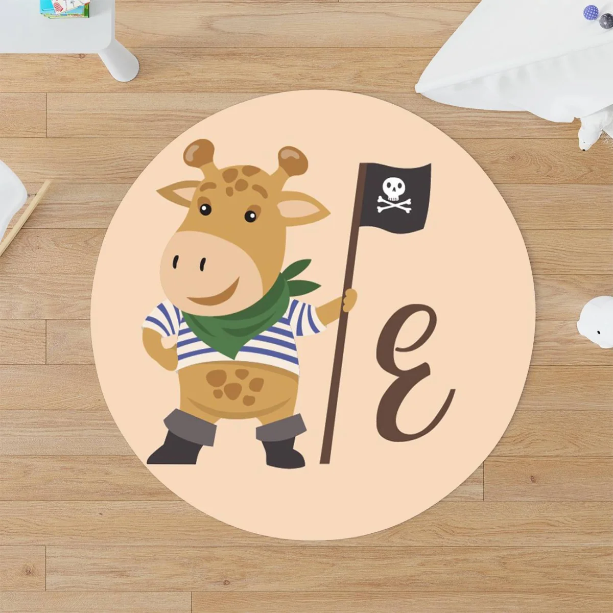 Korsan Zürafa Yuvarlak Halı | Bej korsan kıyafetli zürafa, korsan bayrağı Desenli