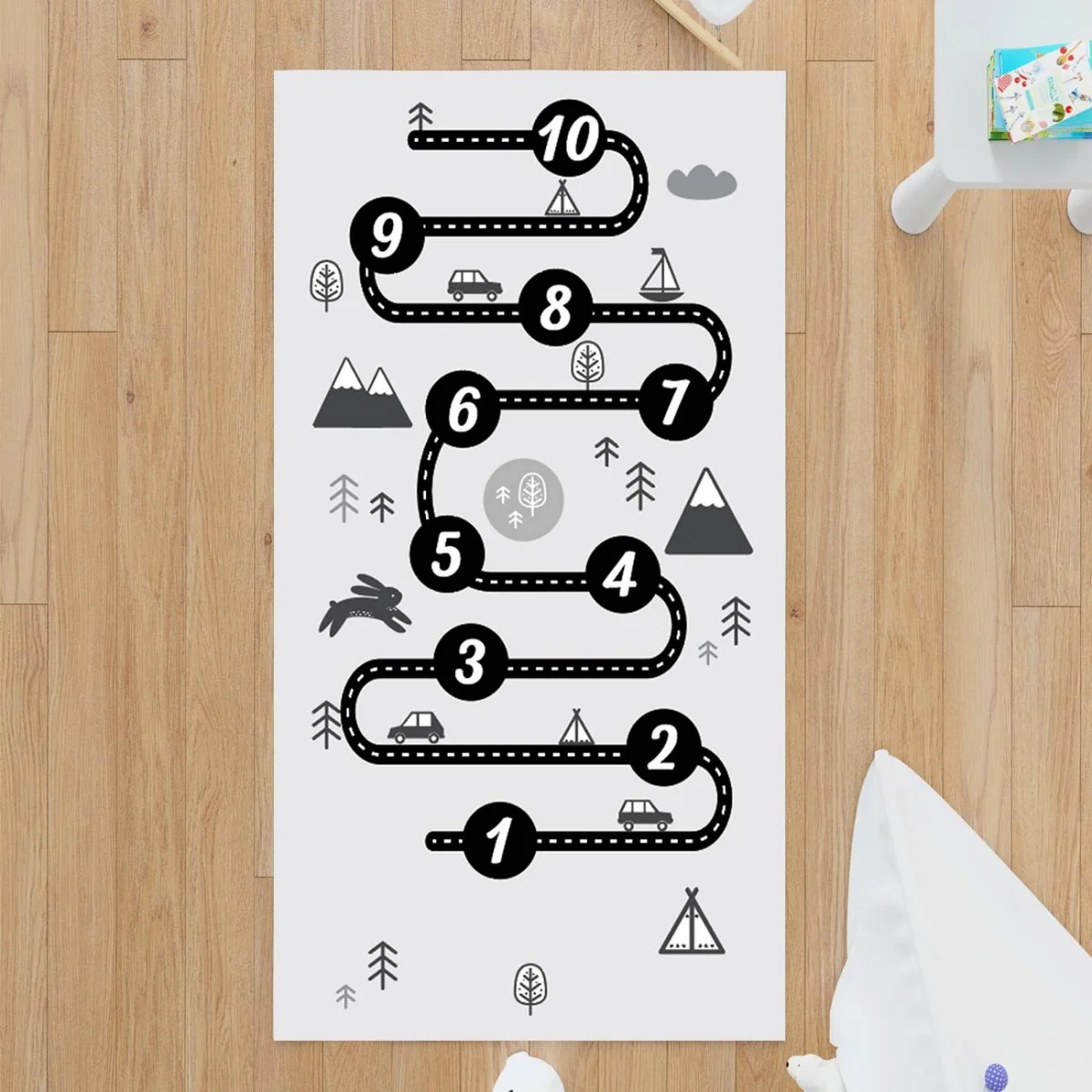 Macera yolu ve sayılar Çocuk Halısı | Açık gri Arabalar, dağlar Desenli