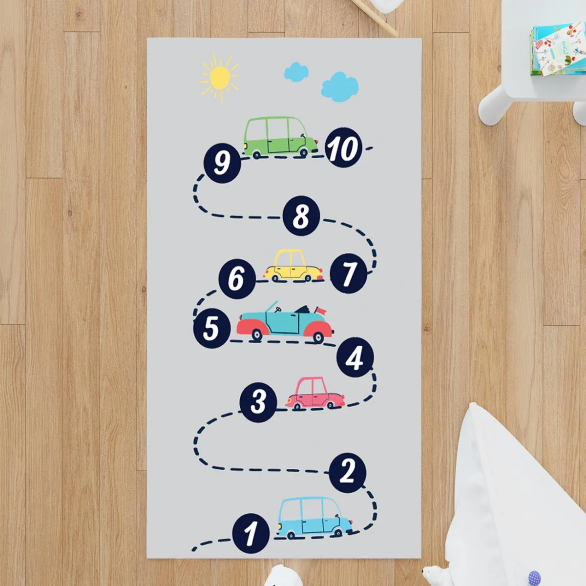 Arabalar, Sayı Öğrenme Çocuk Halısı | Gri Güneş, bulutlar Desenli