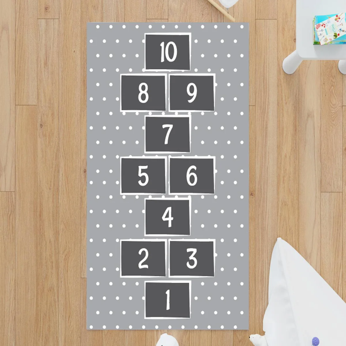 Seksek Oyunu, Sayı Alanı Çocuk Halısı | Gri Beyaz puantiyeli zemin, siyah sayı kutuları Desenli