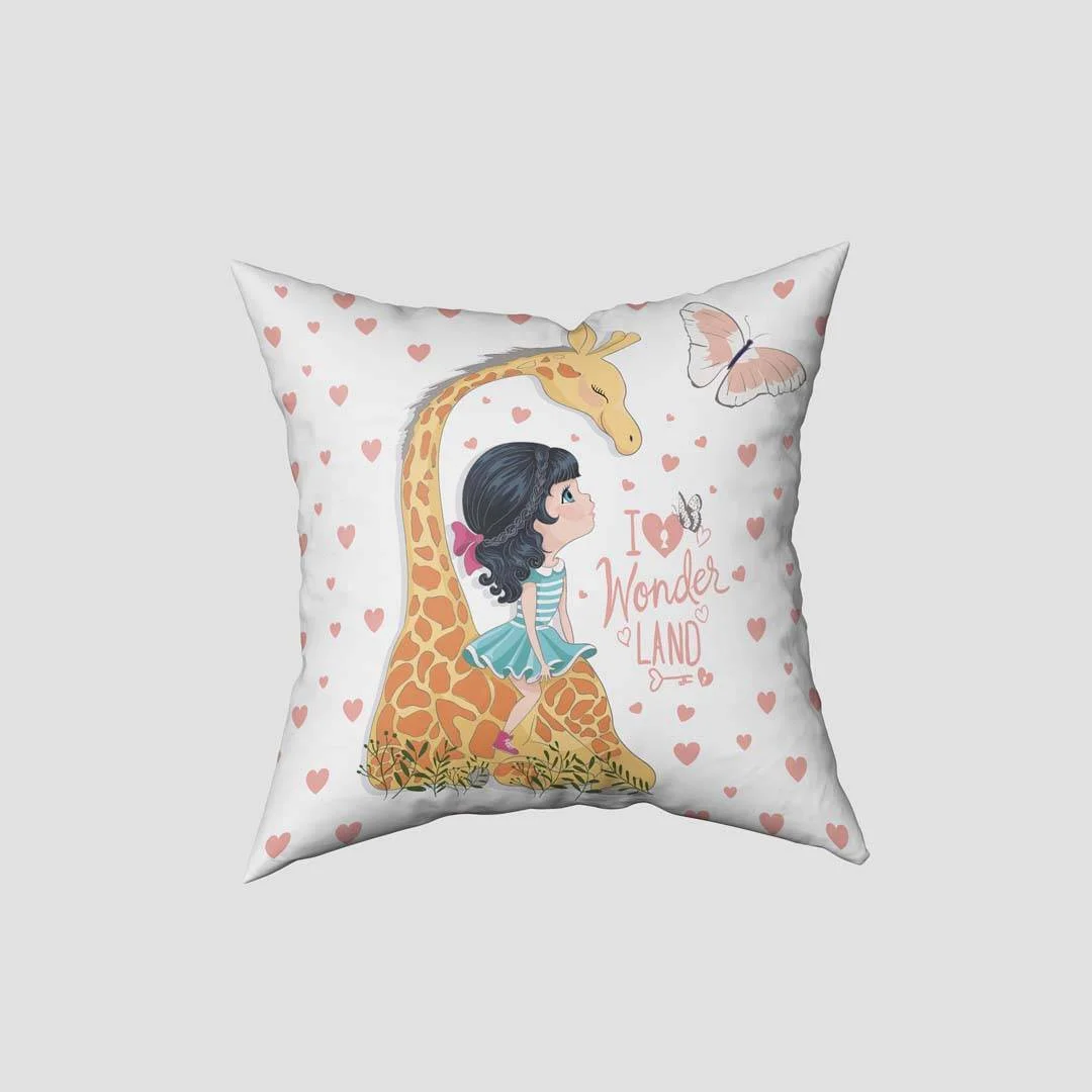 Kız ve Zürafa Kırlent Kılıfı | Beyaz Kalpler, kelebekler Desenli