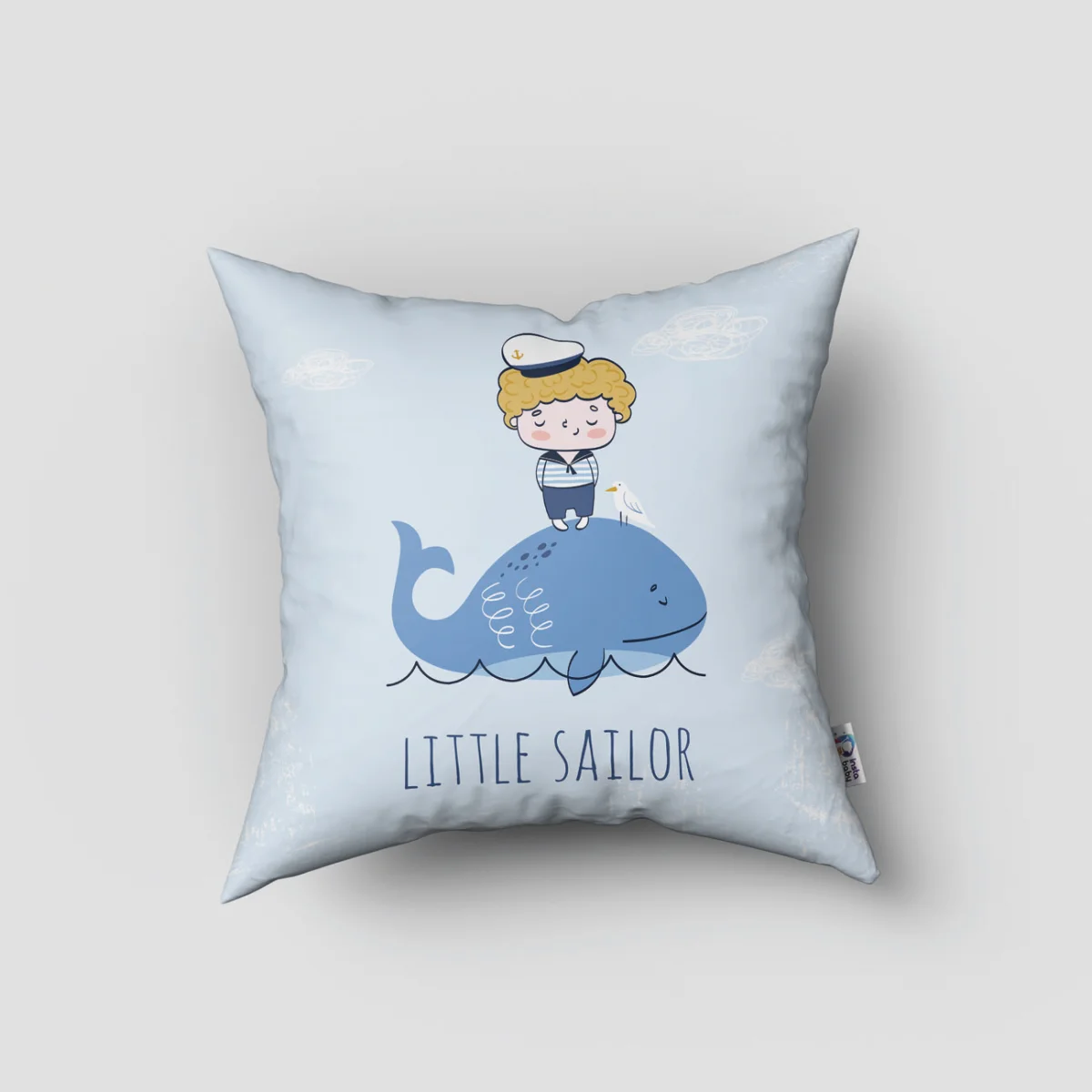 Denizci ve Balina Kırlent Kılıfı | Mavi bulutlar, martı Desenli