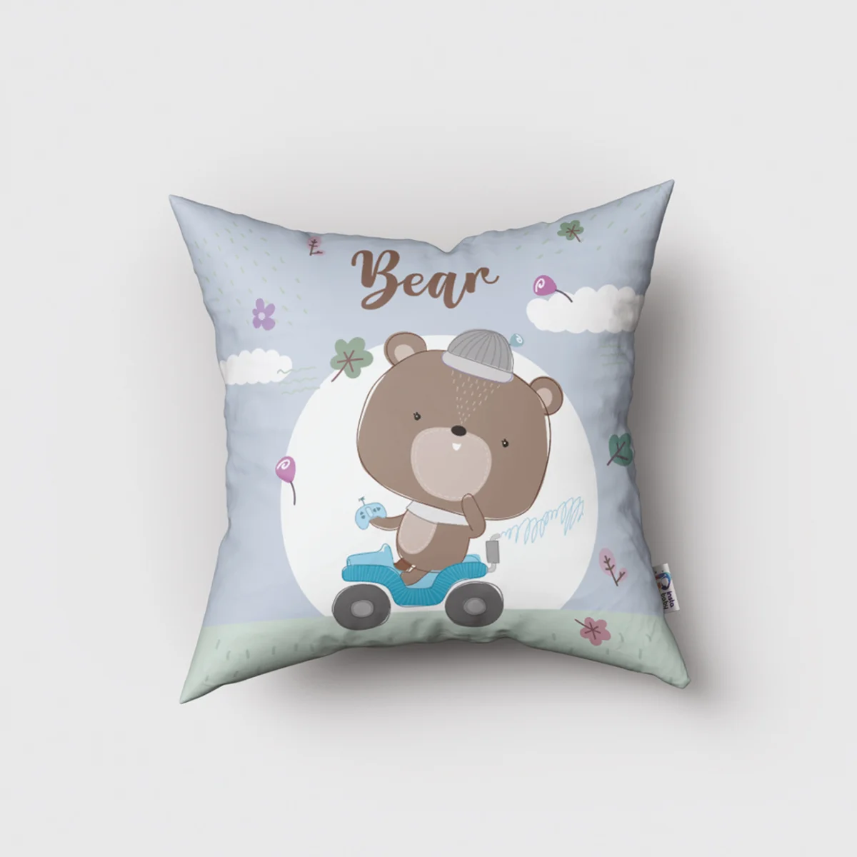 Araç süren ayıcık Kırlent Kılıfı | Mavi bulutlar, çimen Desenli