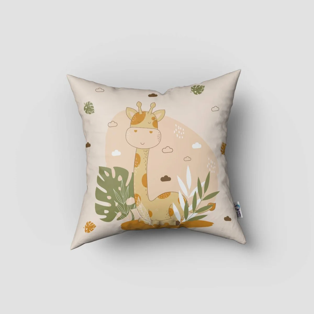 Orman Hayvanları Kırlent Kılıfı | Bej tropikal yapraklar, bulutlar ve sevimli noktalar Desenli